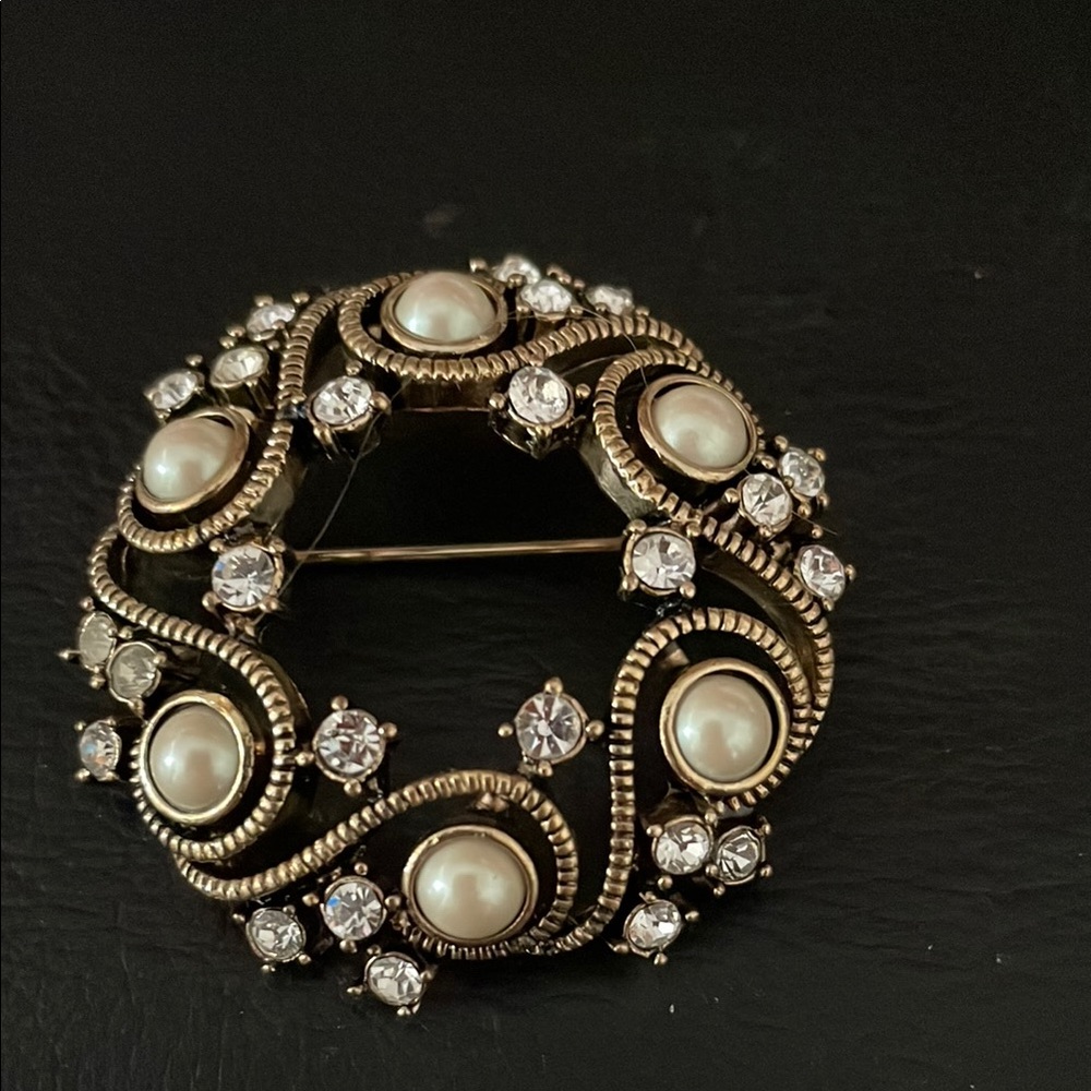 Elegant Gold and Pearl Brooch